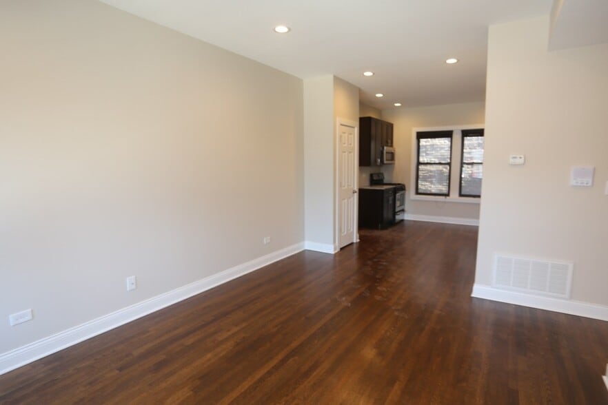 Building Photo - 527 W Barry Ave