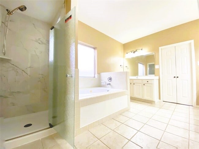 Building Photo - 21523 Santa Clara Dr