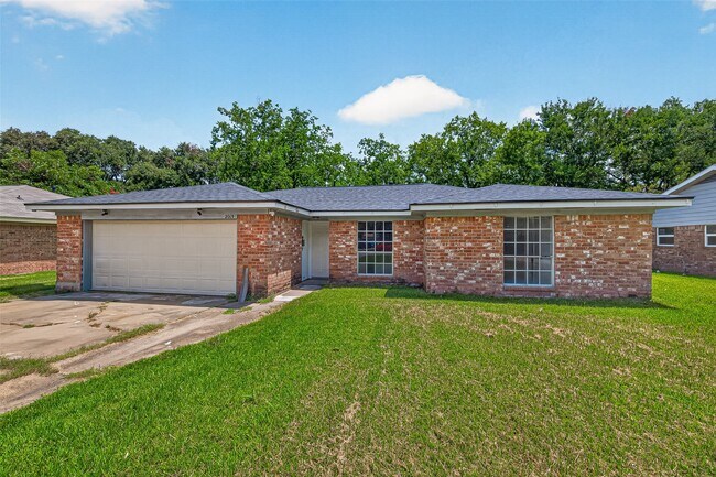 Building Photo - 2013 Long Dr
