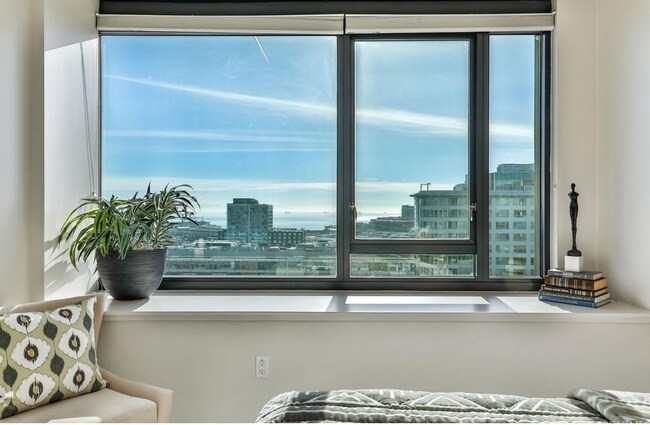 Building Photo - 260 King St