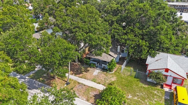 Building Photo - Spacious 2bdrm/1bath home with detached ga...
