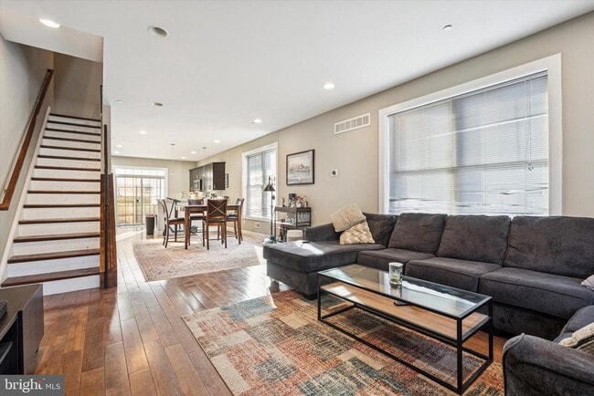 Building Photo - 1946 Titan St