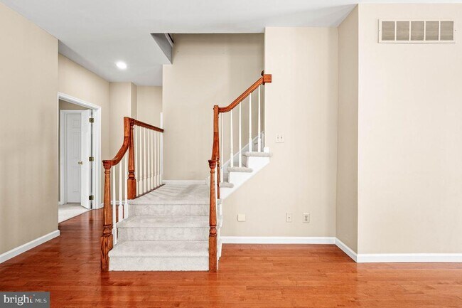 Building Photo - 120 Elizabeth Ct