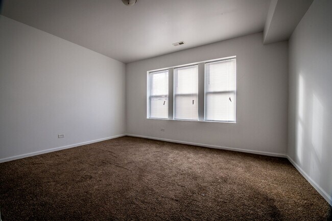 Building Photo - 1101 N LeClaire Ave