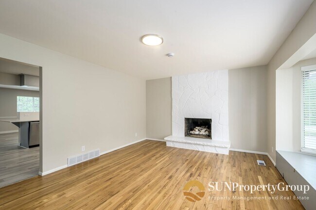 Building Photo - Stunning Remodeled Home in Desirable Cottonwood Heights!