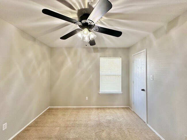 Building Photo - Discover the charm of this 3 bed 2 bath ex...