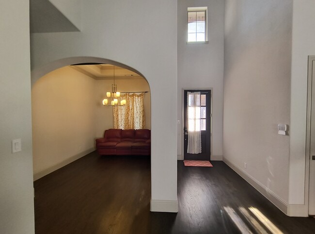 Building Photo - 962 Thoroughbred Ave