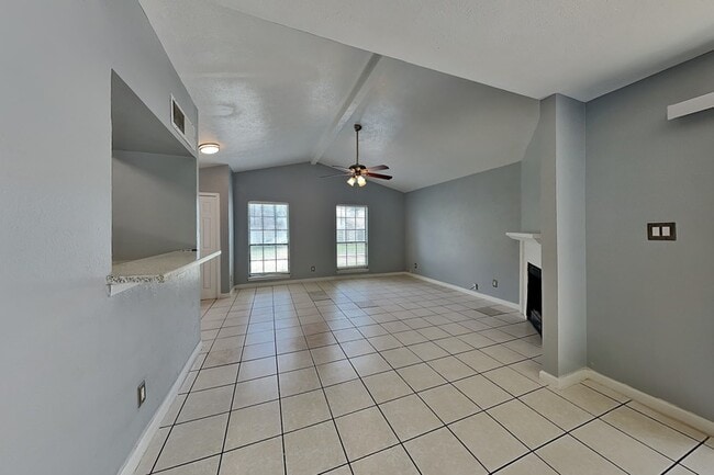 Building Photo - 420 Dollins St
