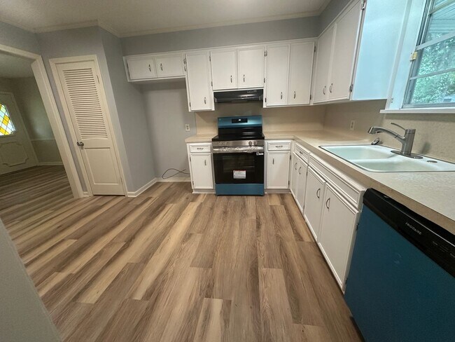 Building Photo - Lynbrook Subdivision