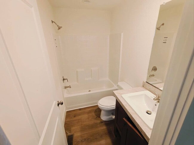 Building Photo - 824 S 1st St