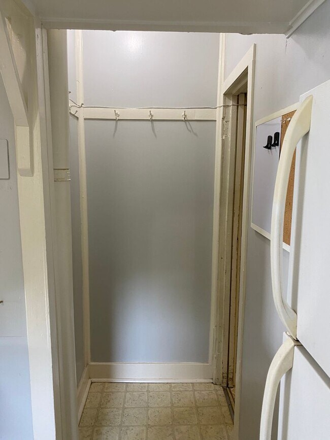 Building Photo - 2 BEDROOM LAKE HOUSE!