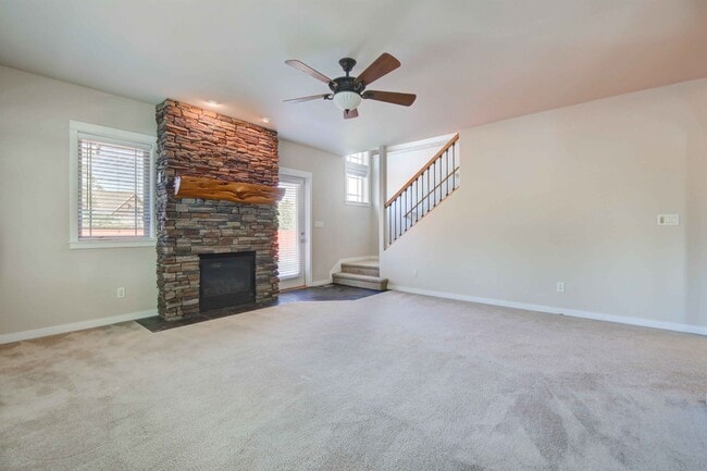 Building Photo - 4 bed/2.5 w/garage in Desirable Barton Cro...