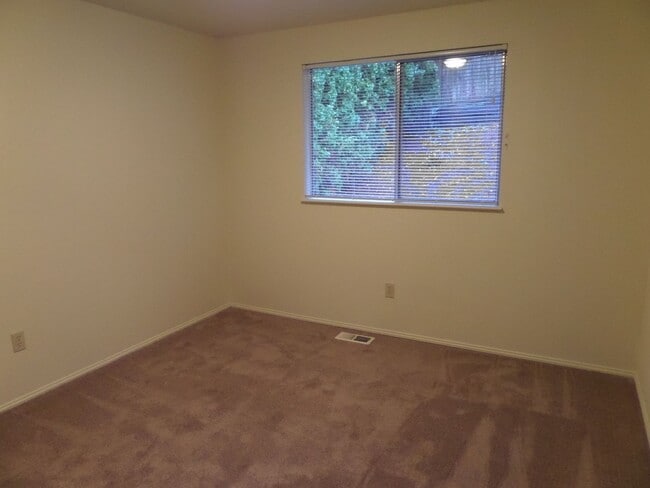 Building Photo - Fantastic HUGE Remodeled 4 Bedroom Home Wi...