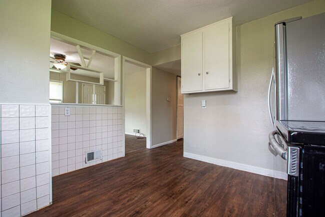 Building Photo - Cute 3 Bedroom / 1 Bath Home with Washer a...