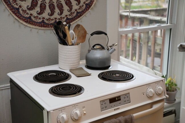 Building Photo - 3 Bedroom with Laundry and Off Street Park...