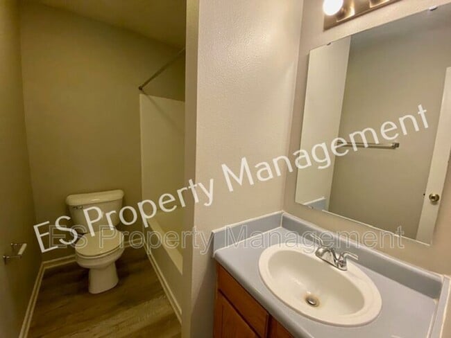 Building Photo - 2180 Shadowbrook Dr