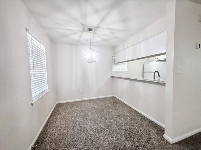 Building Photo - 321 E Cedar St