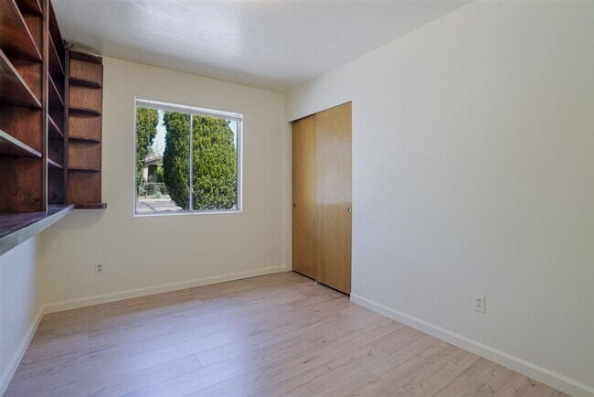 Building Photo - 3 bedroom,1.5 bath with 1 car garage close to schools, hospital and shopping!