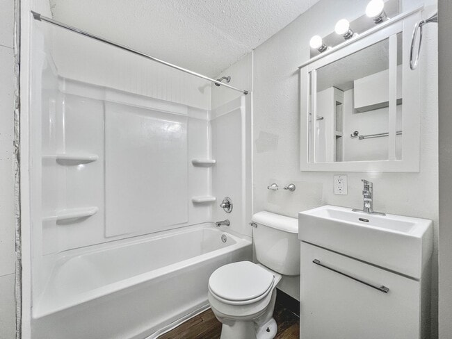 Building Photo - 507 Welch Ave