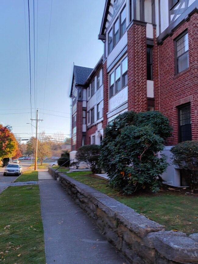 Building Photo - 2 Bedroom / 1.5 Bath Condo  Johnson City, TN