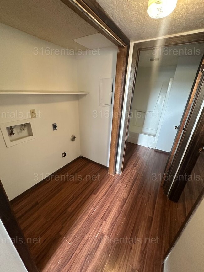 Building Photo - $875 - 2 bed 1.5 bath - Duplex within walking distance from Walmart
