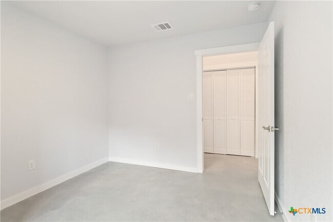 Building Photo - 462 Ledgeview Dr