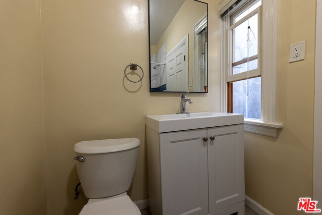 Building Photo - 946 S Burlington Ave