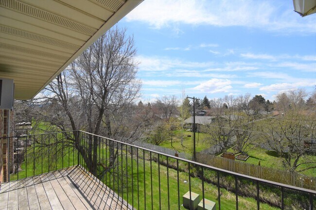Building Photo - Top floor apartment! Close to MSU and down...