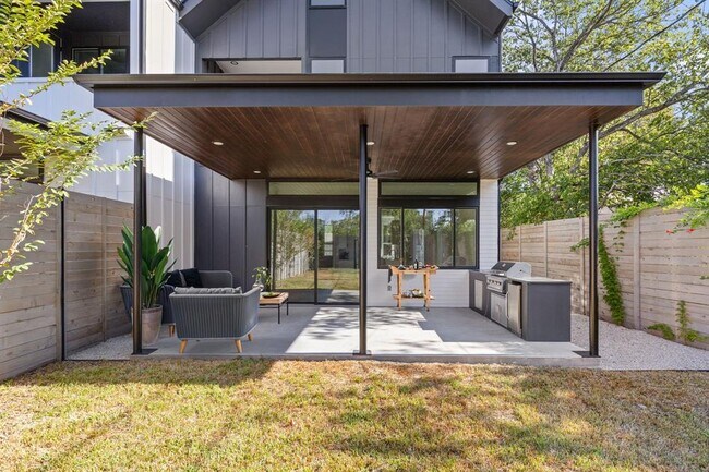 Building Photo - 613 Clifford Dr