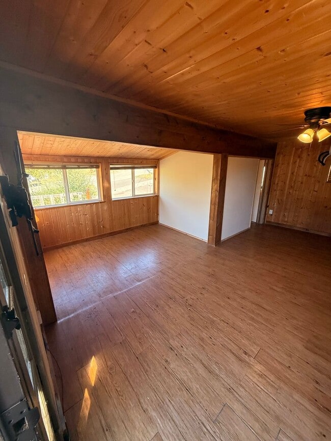 Building Photo - Pet Friendly 3 Bdrm 1 Bath 1.8 Miles to OI...