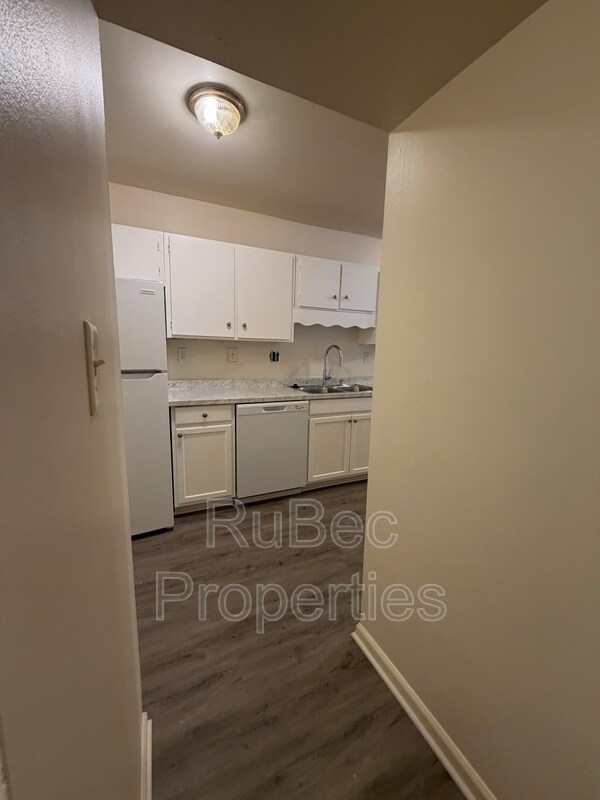 Building Photo - 702 Farmhurst Dr