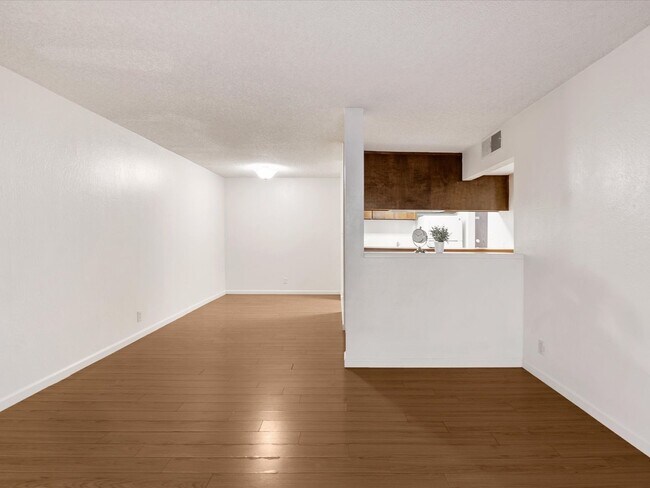 Building Photo - 2955 Lakeside Dr