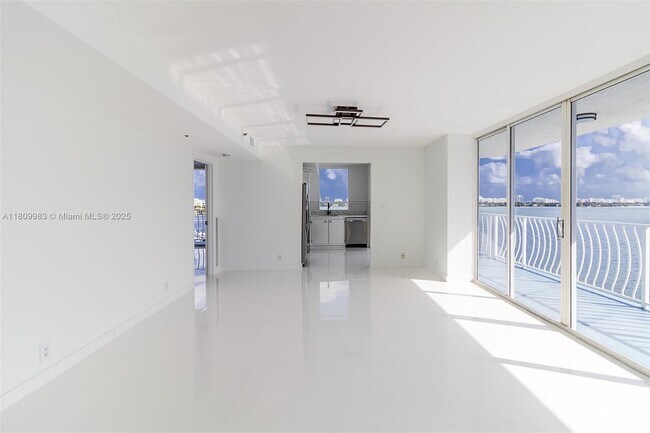 Building Photo - 7601 E Treasure Dr
