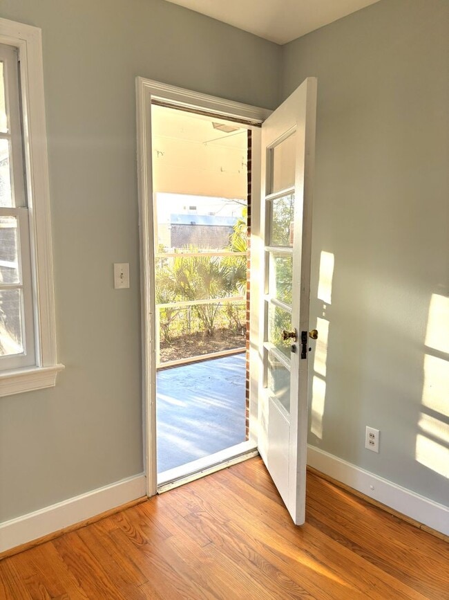 Building Photo - 2 Bedroom | 1 Bathroom Home – Downtown Charleston - Available NOW! Short term lease!