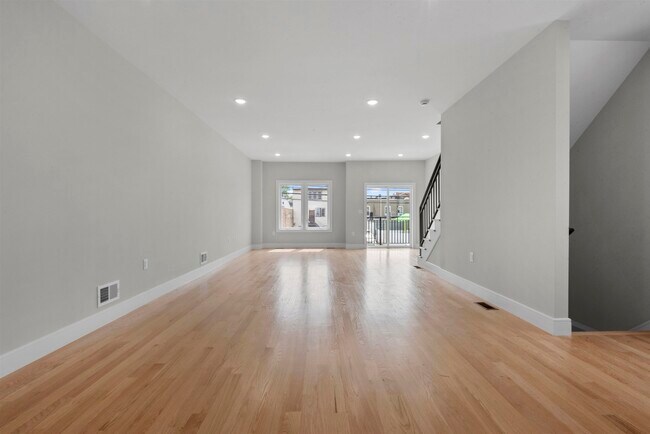 Building Photo - 403 Maple St