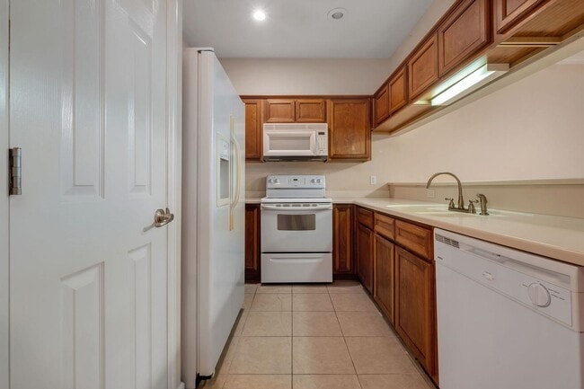 Building Photo - Spacious 3 Bedroom Townhome with Fireplace & Deck