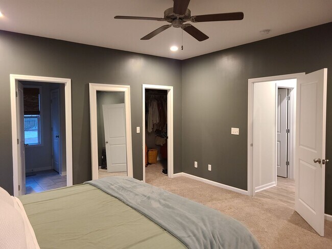 Building Photo - 3 Bed, 2.5 Bath home in Hampstead