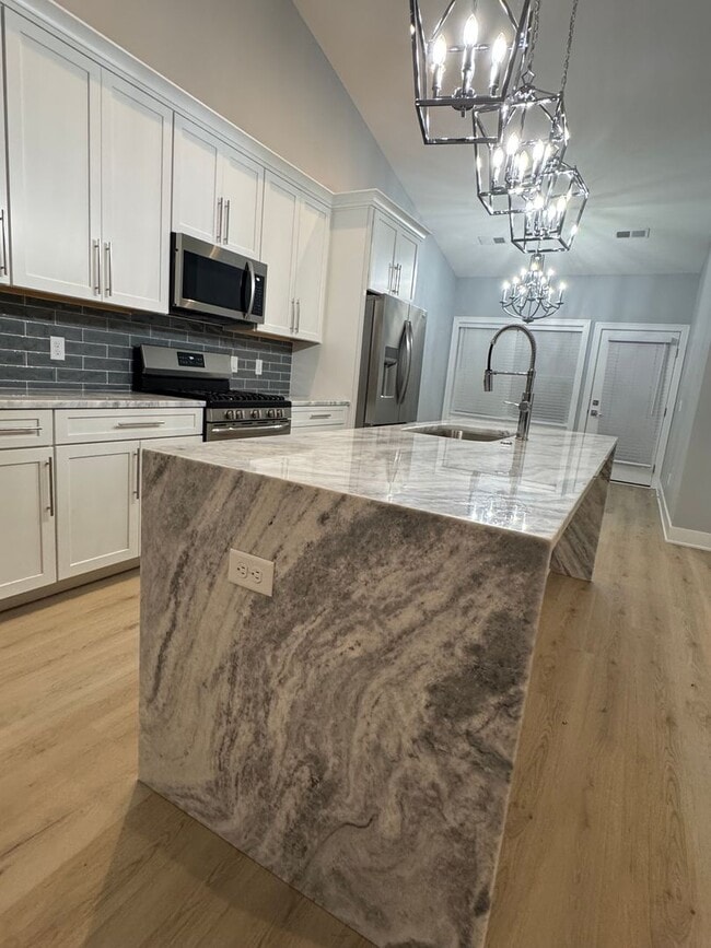 Building Photo - 1/2 OFF SECURITY DEPOSIT!!  2 Bedroom 2 bath Townhome in East Moline