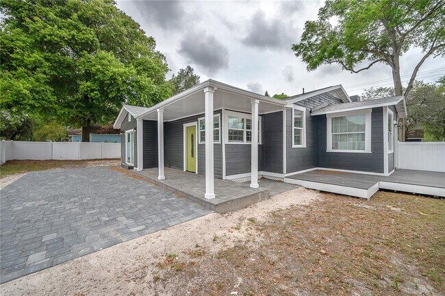 Building Photo - 1202 E Giddens Ave