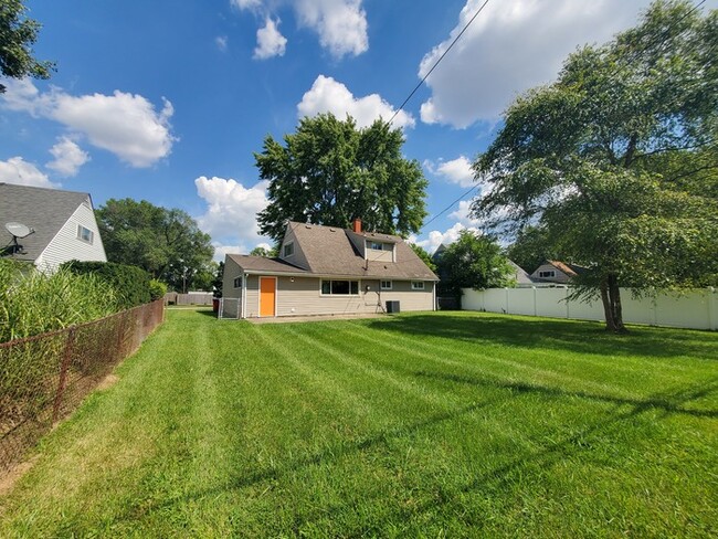 Building Photo - Beautiful Remodeled Home in Grove City