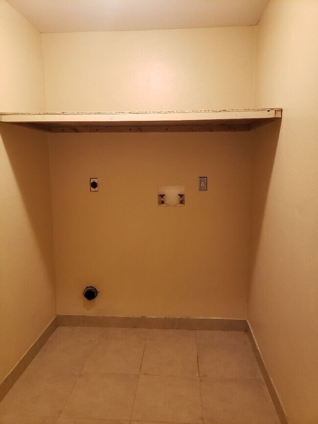 Building Photo - A-6 CALL OWNER FOR REPAIRS FIRST