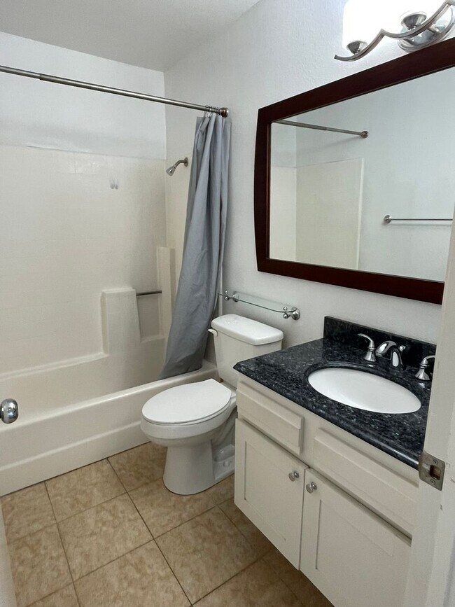 Building Photo - 2 bed 2 bath single family residence. AVAILABLE 5/16