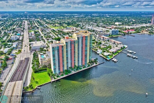 Building Photo - 2640 Lake Shore Dr