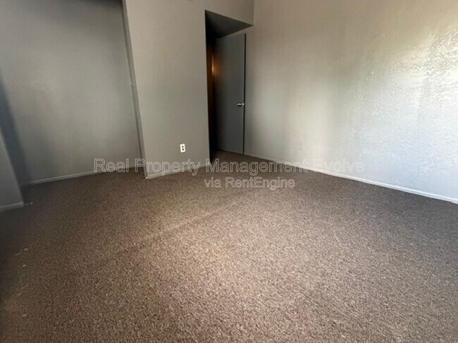 Building Photo - 2689 W Ocotillo Rd