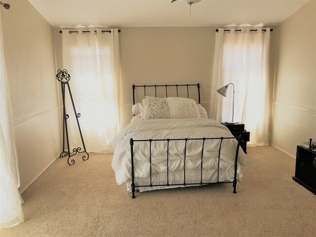 Building Photo - Beautiful 4Bd x 2.5Bath w/ HUGE Backyard &...