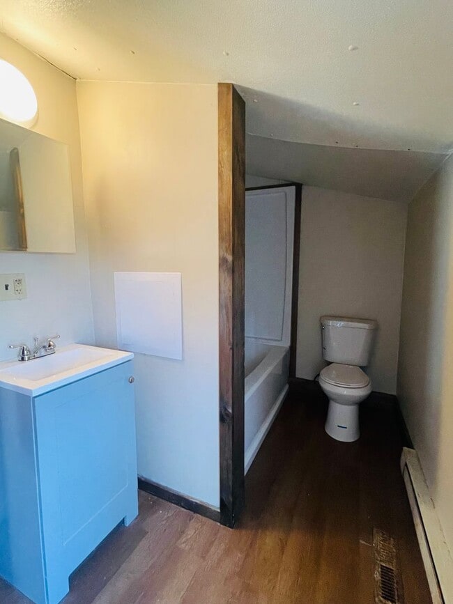 Building Photo - Newly renovated 3 Bed / 1 1/2 Bath home wi...