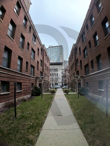 Building Photo - 534 W Cornelia Ave