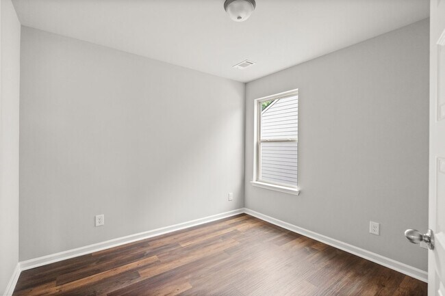 Building Photo - 4 bed / 2.5 bath in Gainesville! Retreat a...