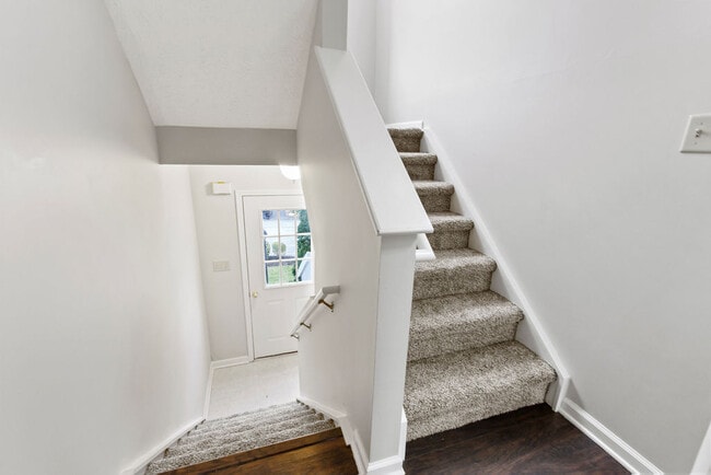 Building Photo - 122 Manor View Dr