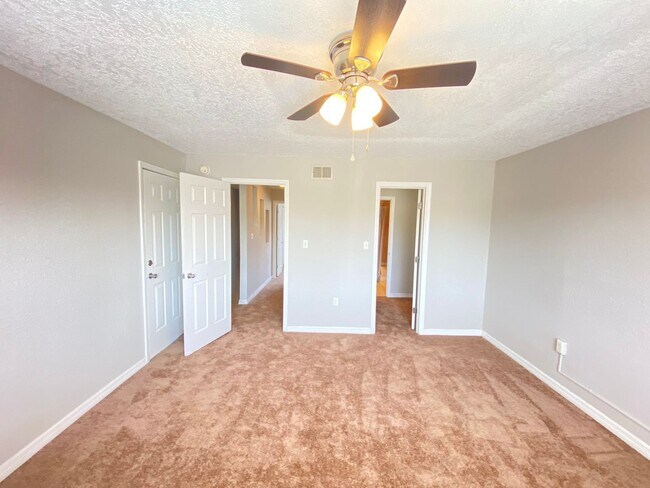 Building Photo - Beautiful 2/1.5 Condo in Orlando! New Carpet!